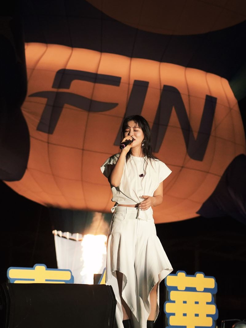 丁噹台東熱氣球嘉年華壓軸演出。(圖/相信音樂提供)