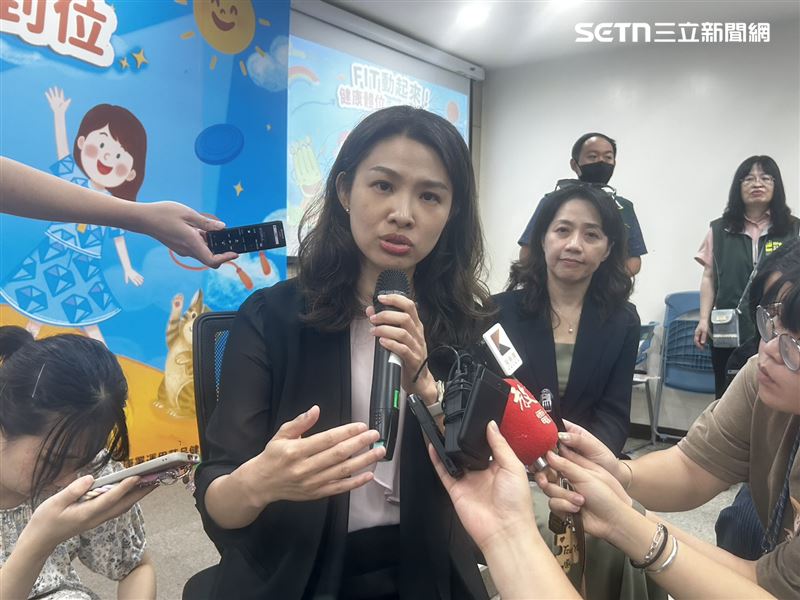 國健署長沈靜芬表示,現行7次兒童預防保健服務擬增加2次。副署長魏璽倫(後)補充說明時程(圖/記者簡浩正攝影)