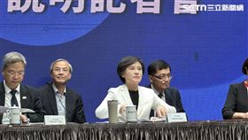 行政院副院長鄭麗君今（11）日出席「美國對等關稅相關議題及產業支持方案」說明記者會。（圖／記者詹宜庭攝影）