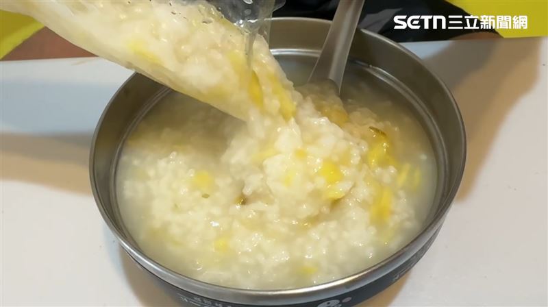 其餘清粥小菜業者販售的粥品較為濃稠，清楚看見米粒。（圖／記者朱俊傑攝影）