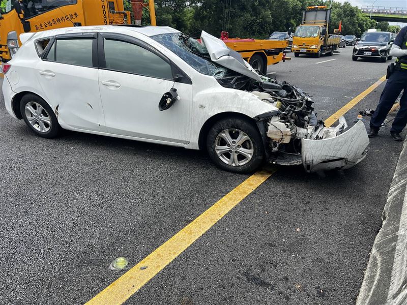 紅色車輛變換車道不當，造成3車連環追撞車禍。(圖／翻攝畫面，下圖同)