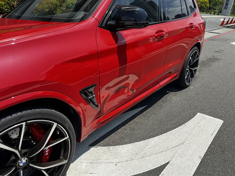 紅色車輛變換車道不當，造成3車連環追撞車禍。(圖／翻攝畫面，下圖同)