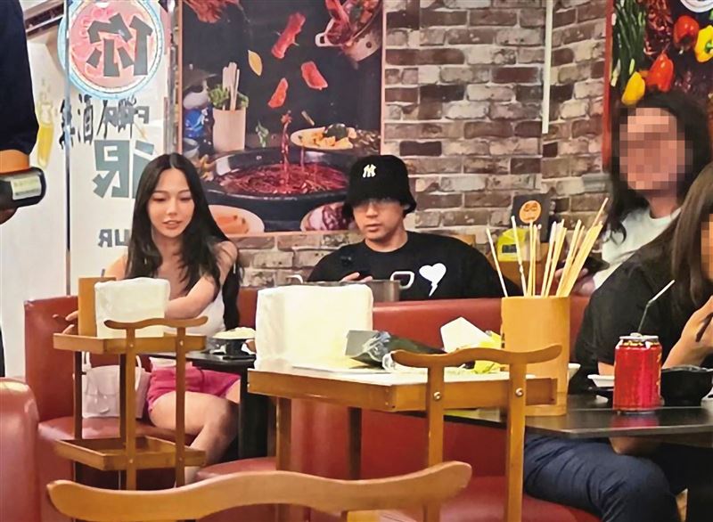 啾啾（左）被爆出與陳零九（右）同遊澳門，今年6月就曾被目擊在約會。（圖／翻攝自fz_rainonslope Thread）
