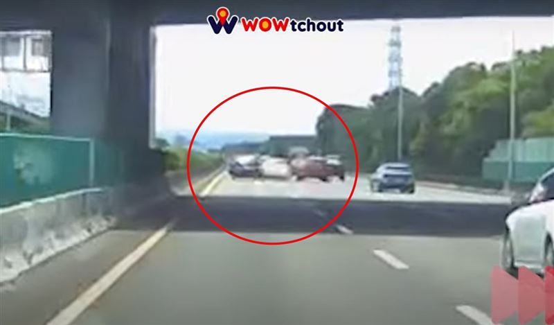 國道1號台中段，外側超車不當，害內側車撞護欄，高速翻轉4圈，母子輕傷(圖／翻攝自WoWtchout - 地圖型行車影像分享平台 YT)