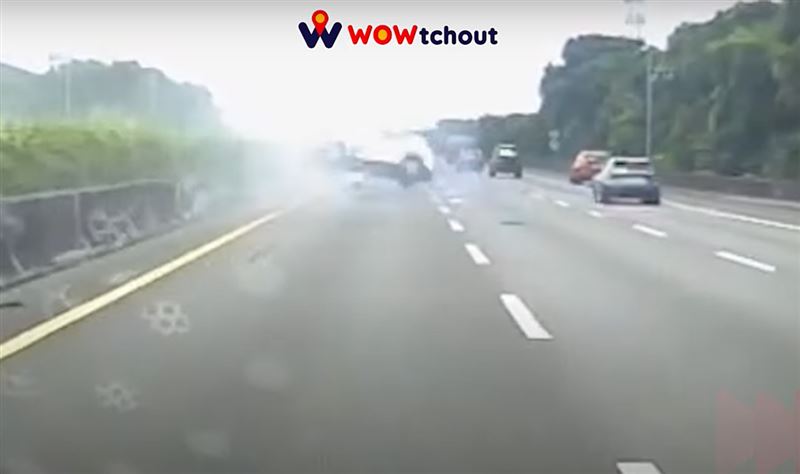 白色轎車為閃避，撞向內側車道的灰車再往右彈，車身失控翻覆在空中高速翻滾4圈。(圖／翻攝自WoWtchout - 地圖型行車影像分享平台 YT)