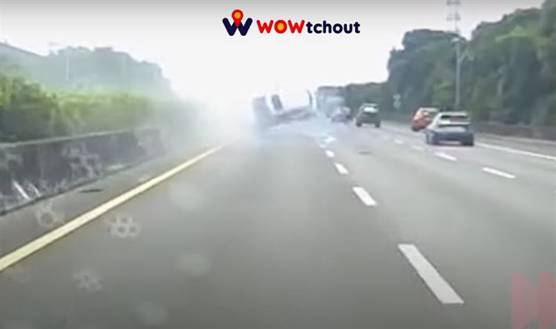 白色轎車為閃避，撞向內側車道的灰車再往右彈，車身失控翻覆在空中高速翻滾4圈。(圖／翻攝自WoWtchout - 地圖型行車影像分享平台 YT)