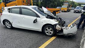 國道1號，外側超車不當，害內側車撞護欄，高速翻轉4圈，母子輕傷(圖／翻攝畫面)