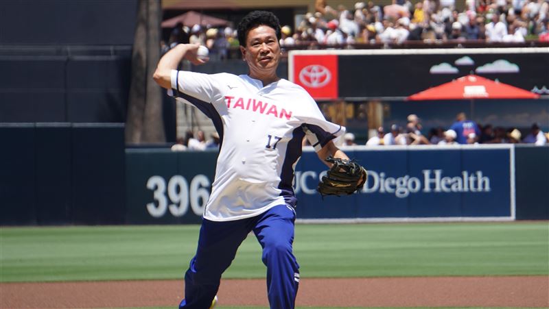 「假日飛刀手」陳義信為MLB教士隊台灣日開球。（圖／中央社）