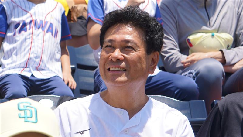 「假日飛刀手」陳義信為MLB教士隊台灣日開球，並在觀眾席感受氣氛。（圖／中央社）