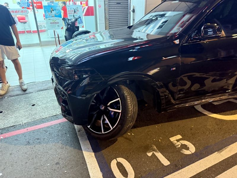 BMW左前輪被撞到變「內八」，另一台休旅車車尾也受損。（圖／翻攝畫面）