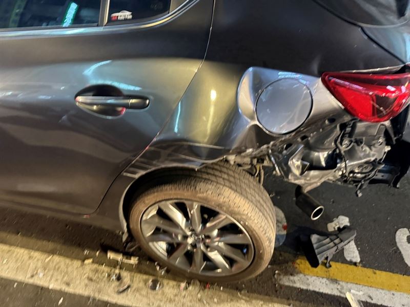 BMW左前輪被撞到變「內八」，另一台休旅車車尾也受損。（圖／翻攝畫面）