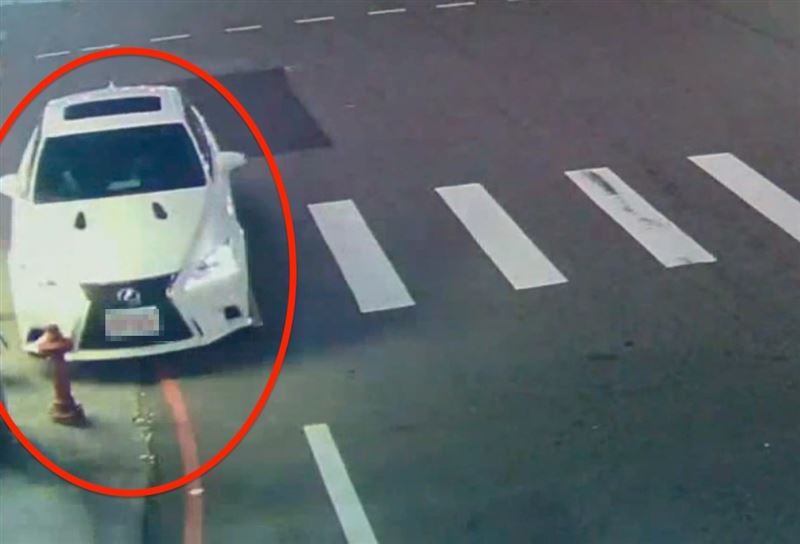 多元計程車先撞擊消防栓後，又衝撞2台車。（圖／翻攝畫面）
