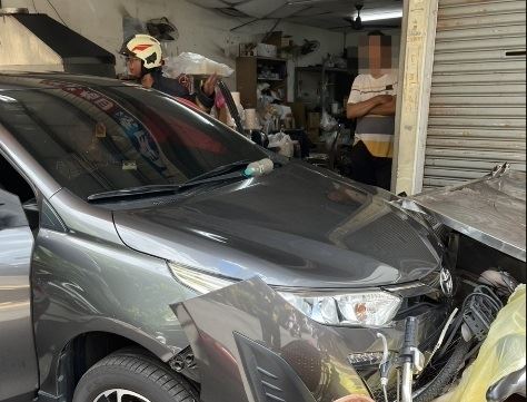 所幸車禍當下店家尚未營業，否則後果不堪設想。（圖／翻攝畫面）