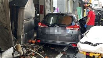 嘉義米苔目名店遭衝撞　駕駛受困車內