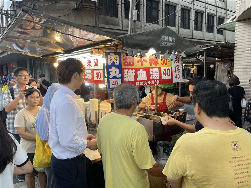 陳建銘今（11）天下午貼出現場照片，他說，四點準時出攤，開始排隊囉⋯⋯台灣的社會真有人情味！（圖／翻攝自陳建銘臉書）