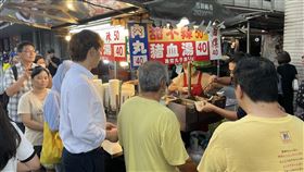 陳建銘今（11）天下午貼出現場照片，他說，四點準時出攤，開始排隊囉⋯⋯台灣的社會真有人情味！（圖／翻攝自陳建銘臉書）