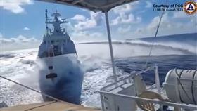 中國海警船在南海追逐菲律賓巡邏艇時，與中國海軍軍艦相撞（圖／翻攝自Jay Tarriela臉書）
