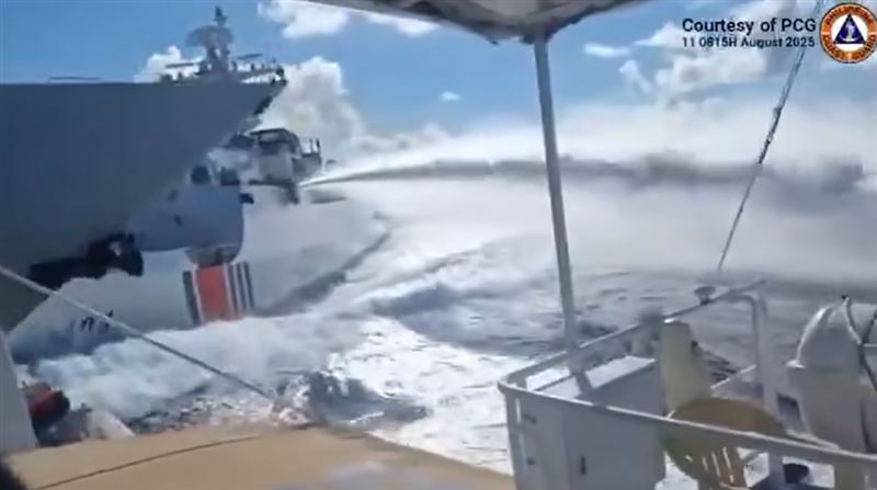 中國海警船在南海追逐菲律賓巡邏艇時，與中國海軍軍艦相撞。（圖／翻攝自Jay Tarriela臉書）