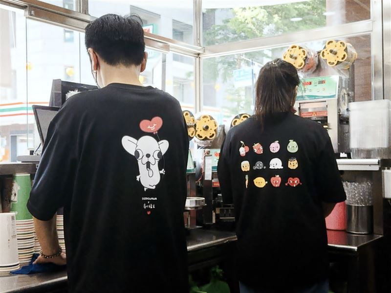 吉娃娃變成水果、配料！清心福全聯名周邊雙料新登場，獨家限量變種吉娃娃潮T、行李箱貼，陪你用幽默感征服世界。（圖／品牌業者提供）