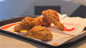 麥當勞連兩週祭出平日限定「雙鷄99」，8月11日至15日「麥脆鷄腿（原／辣）」，單點兩件特價99元。（圖／品牌業者提供）