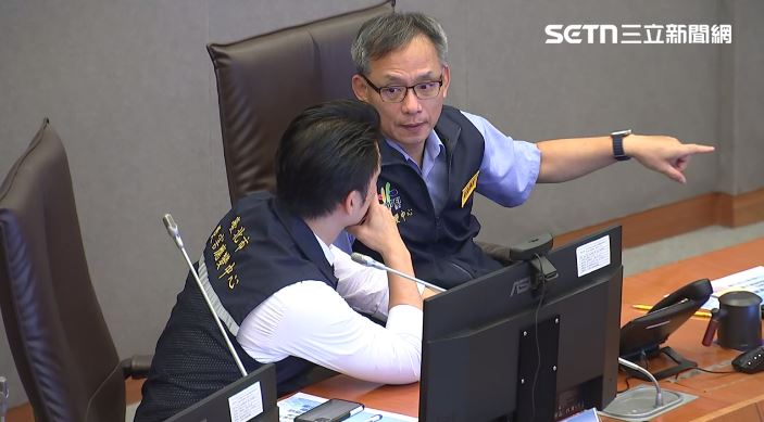 蔣萬安與一旁官員交換意見。（圖／翻攝畫面）