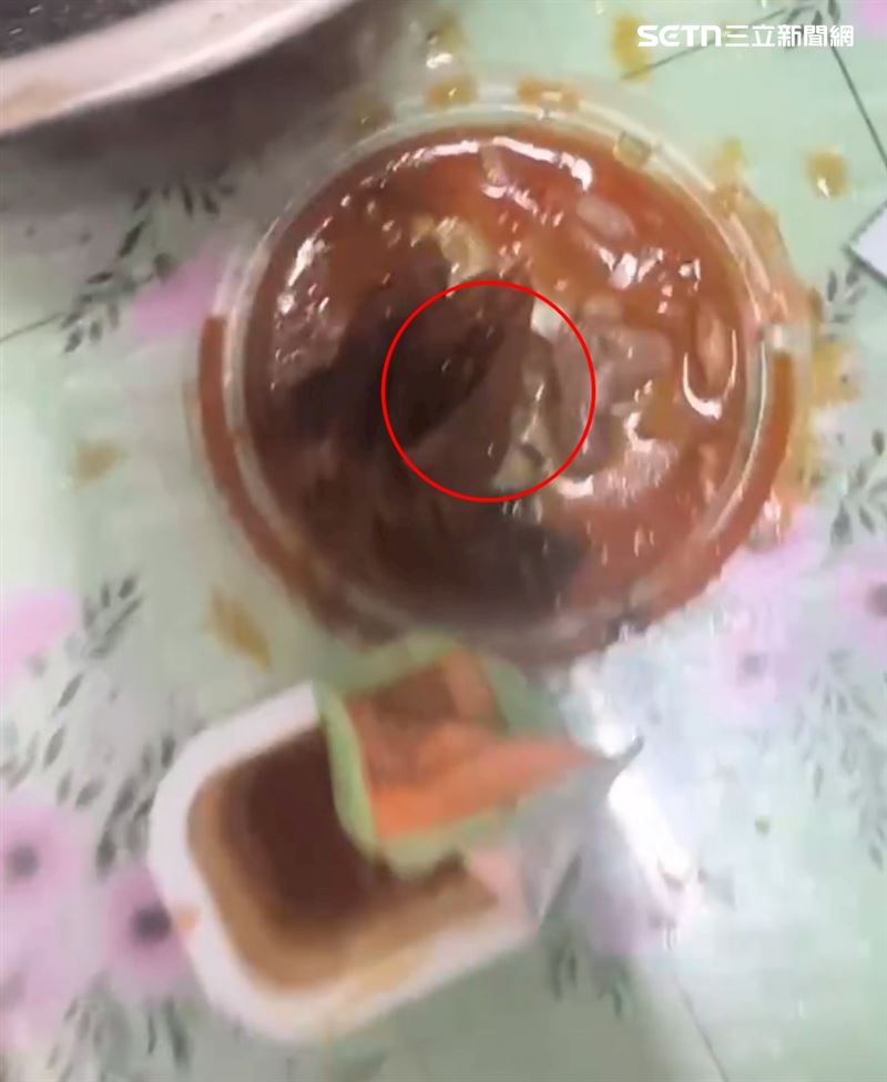 陳小姐一度將土虱頭湯撈出檳榔渣影片PO網，引起網友熱議：「老闆加料不加價」，現已刪文。（圖／陳小姐提供）