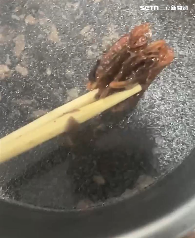 陳小姐在土虱頭魚湯中撈出檳榔渣。（圖／陳小姐提供）