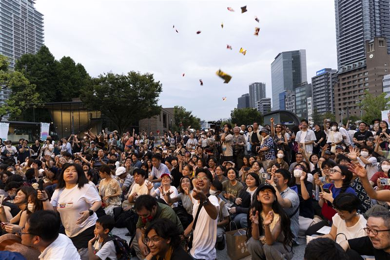 「We TAIWAN」在大阪中央公會堂前廣場舉辦各項表演活動,總吸引民眾及遊客熱情跟隨。(圖/文化部提供)