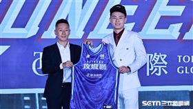 ▲TPBL2025年選秀，攻城獅總經理張樹人和「狀元」劉丞勳合影。（圖／記者劉彥池攝影）