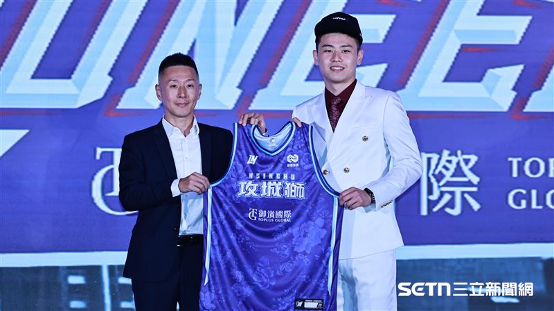 TPBL2025年選秀,攻城獅總經理張樹人和「狀元」劉丞勳合影。(圖/記者劉彥池攝影)