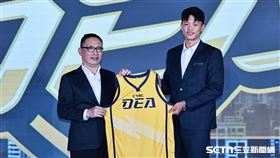 ▲TPBL2025年選秀，中信特攻總經理劉志威和「榜眼」曾信武合影。（圖／記者劉彥池攝影）