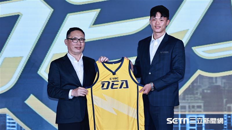 TPBL2025年選秀，中信特攻總經理劉志威和「榜眼」曾信武合影。（圖／記者劉彥池攝影）