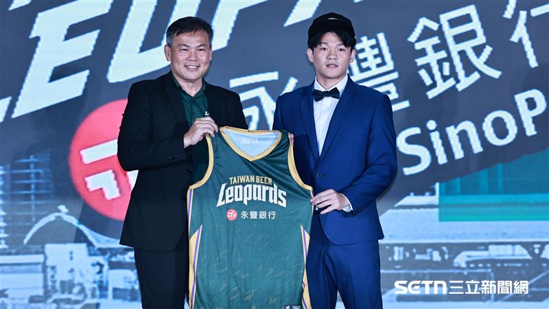 TPBL2025年選秀，永豐雲豹顧問周俊三和「探花」徐宏瑋合影。（圖／記者劉彥池攝影）
