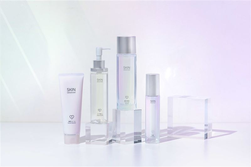 SKIN advanced卓沿白金升級推出「水耀肌光感系列」。（圖／品牌業者提供）