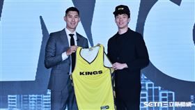 ▲TPBL2025年選秀，新北國王總經理毛加恩和第2輪第7順位選進的熊祥泰合影。（圖／記者劉彥池攝影）