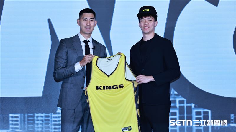 TPBL2025年選秀，新北國王總經理毛加恩和第2輪第7順位選進的熊祥泰合影。（圖／記者劉彥池攝影）