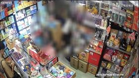 ▲台中市1名男子拿小刀偷拆玩具店的盲盒。（圖／翻攝自爆料公社）