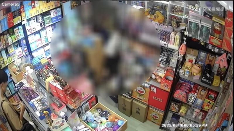 台中市1名男子拿小刀偷拆玩具店的盲盒。（圖／翻攝自爆料公社）