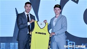 ▲TPBL2025年選秀，新北國王總經理毛加恩和第1輪第7順位選進的喬納森合影。（圖／記者劉彥池攝影）
