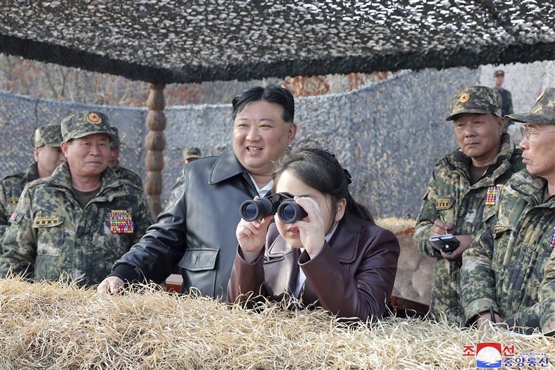在2024年的軍事活動中，金主愛拿著望遠鏡觀看，而金正恩則是站在她身後。（圖／美聯社／達志影像）