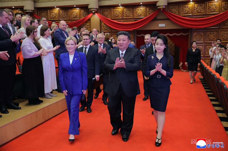 今年，金主愛與金正恩一同接待了外國政要，在國家媒體報導活動出席名單時，她的名字甚至被列在父親的高級助手之前。（圖／美聯社／達志影像）