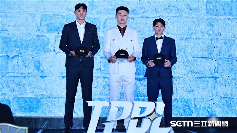 TPBL2025年選秀,劉丞勳(中)與健行隊友徐宏瑋(右)。(圖/記者劉彥池攝影)