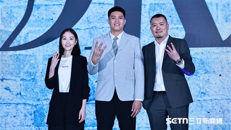 TPBL2025年選秀，全家海神執行長侯嘉騏、選進球員廖偉皓、執行長李偉誠合影。（圖／記者劉彥池攝影）
