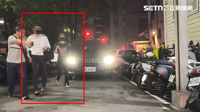 男嬰的父母到警局。（圖／記者莊淇鈞攝影）