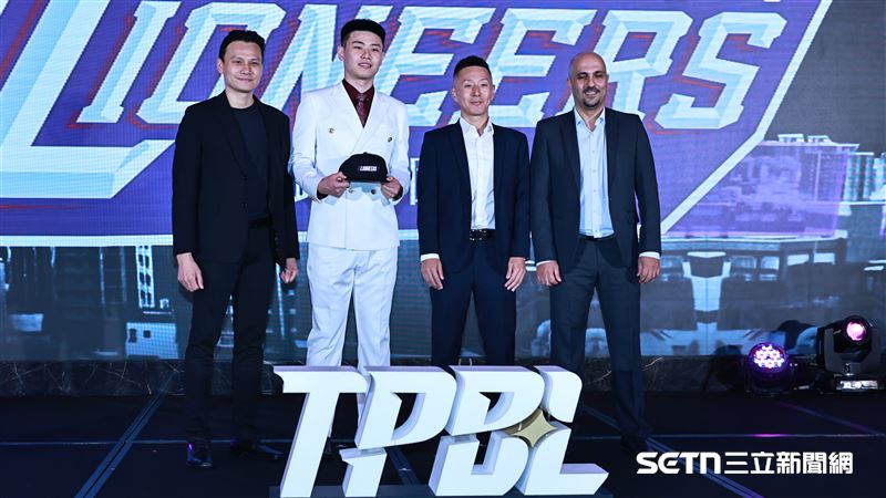 TPBL2025年選秀,攻城獅教練團和「狀元」劉丞勳合影。(圖/記者劉彥池攝影)