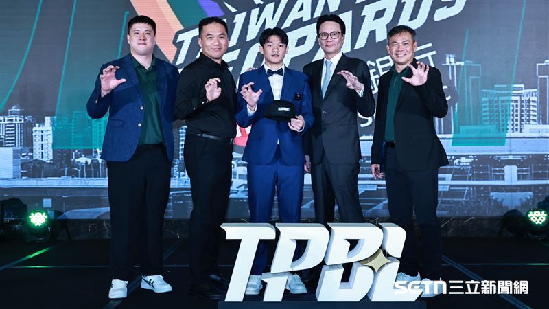 TPBL2025年選秀，永豐雲豹教練團和「探花」徐宏瑋合影。（圖／記者劉彥池攝影）