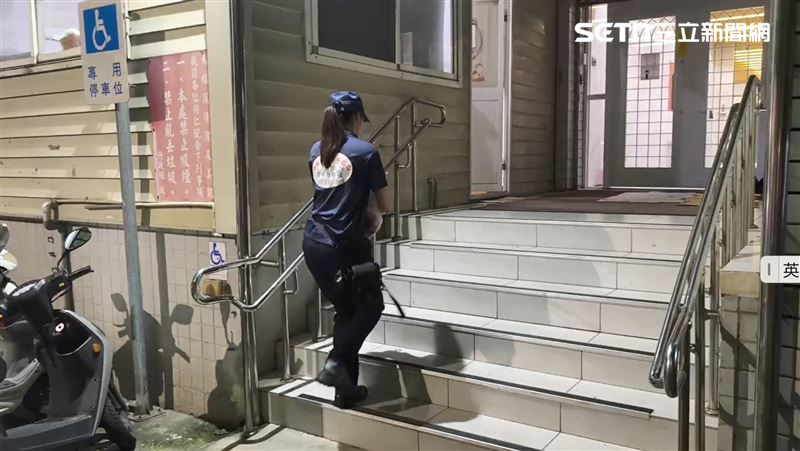 警方鑑識人員從保姆家採證完後回警局。(圖/記者莊淇鈞攝影)