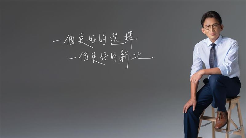 黃國昌表態後曬出新的形象照。（圖／翻攝自黃國昌臉書）