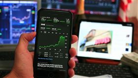 ▲台股ETF績效全線走紅，五檔主動式新品齊創歷史新高價，群益台灣強棒00982A奪下績效、規模與人氣三冠王寶座，00982A規模達71.54億元，成交量與漲幅均領先同類產品。主動式ETF總規模半年成長90%，受益人數暴增逾14萬人。（示意圖／PIXABAY）