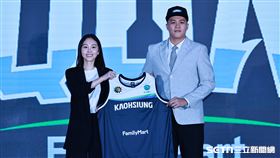 ▲TPBL2025年選秀，全家海神領隊侯嘉騏和第1輪第6順位選進的廖偉皓合影。（圖／記者劉彥池攝影）